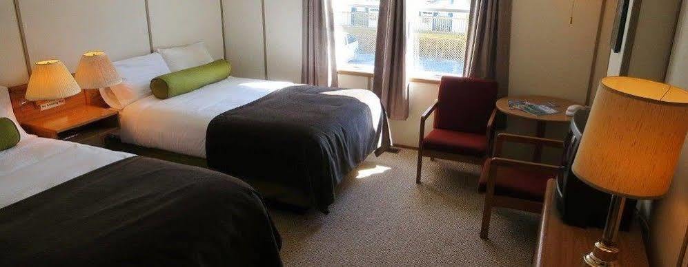 Triple J Hotel Доусон-Сіті Екстер'єр фото