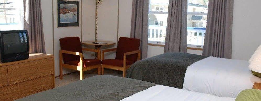Triple J Hotel Доусон-Сіті Екстер'єр фото