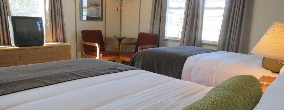 Triple J Hotel Доусон-Сіті Екстер'єр фото