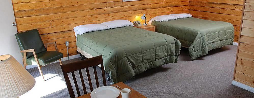 Triple J Hotel Доусон-Сіті Екстер'єр фото