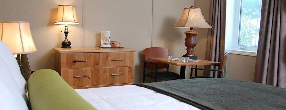 Triple J Hotel Доусон-Сіті Екстер'єр фото